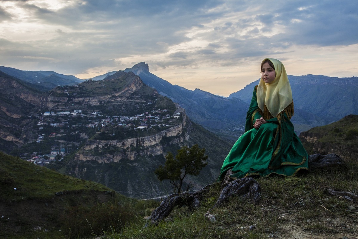 Девочка Амина на фоте своего горного села Гуниб.