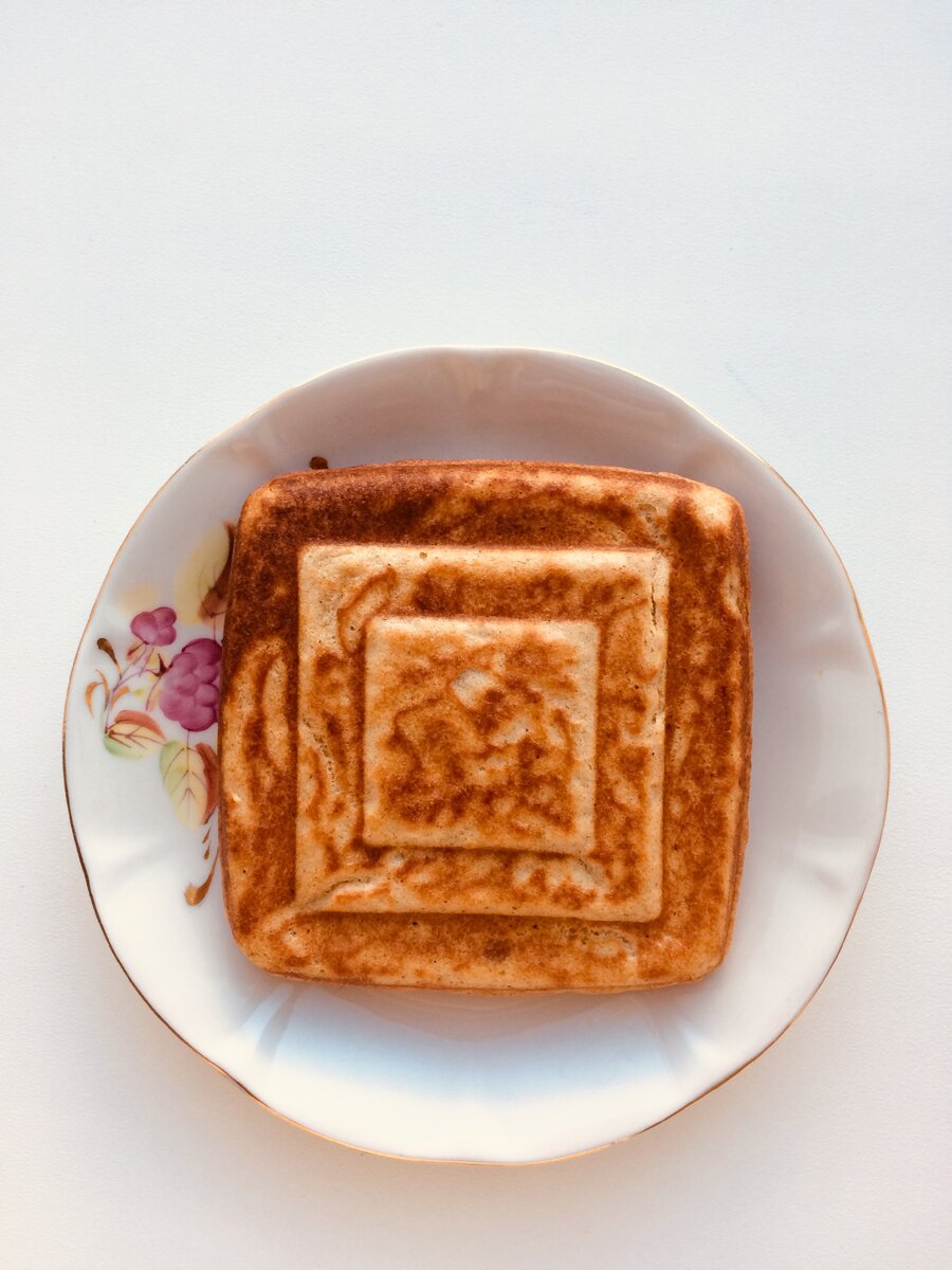 По размеру одно печенье размером почти с чайное блюдце, оно очень сытное, поэтому на порцию достаточно одной такой штучки: можно разрезать его посередине вдоль и сделать 2 мини-бутерброда