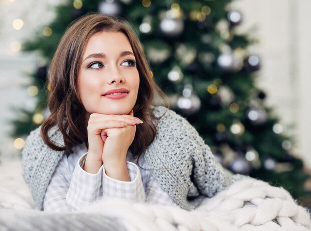 С високосным годом связано огромное количество суеверий. Мы решили разобраться, как они появились, и стоит ли в них верить в XXI веке. А также попросили профессионального астролога дать рекомендации нашим читательницам на 2020 год.
Несмотря на все научные открытия последних лет, технические достижения и прагматизм молодого поколения, некоторые суеверия все еще являются неотъемлемой частью нашей жизни. Многие из них связаны с високосным годом, который всегда ассоциировался с различными несчастьями, трагедиями и потерями. Видимо, две шестерки в числе 366 дней выглядят слишком пугающими. Иначе как объяснить тот факт, что с приходом високосного года наше сознание перестраивается, готовясь к худшему? 
Наши предки были убеждены, что в високосный год повсеместно случаются несчастья: и урожай погибает, и скот умирает, и браки распадаются. Считалось, что дети, рожденные в этот «страшный» год (особенно в самый мистический его день – 29 февраля), будут обречены на несчастную жизнь, которая может оборваться очень рано. «В високосный год и конский боб не туда растет», – гласит знаменитая английская поговорка.

У разных народов суеверия, касающиеся високосного года, немного отличаются. Однако и славяне, и кельты, и древние римляне сходились во мнении, что ничего хорошего ожидать не приходится. На Руси, как и во многих других странах, високосный год воспринимался как неотвратимое бедствие, от которого спасения нет. У славян была широко распространена легенда о Святом Касьяне, предавшем Бога и переметнувшемся на сторону Дьявола. Кара Всевышнего была суровой: предателя на протяжении трех лет били молотком по лбу, а на четвертый год отпускали на Землю, где озлобленный Касьян в отместку за свои страдания мучил людей. По другой версии, Касьян служил у ворот ада. Только один раз в четыре года – 29 февраля – ему разрешалось покинуть свой пост. Поэтому в этот день славяне предпочитали вообще не выходить из дома, опасаясь злых деяний прислужника Сатаны. «Касьян на скот взглянет – скот валится; на дерево – дерево сохнет», – говорили наши предки, запирая двери и ставни своих домов.
