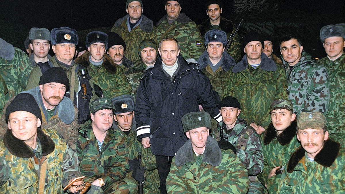 И.о. президента РФ Владимир Путин ( в центре) с российскими военными во время его пребывания в Чечне в декабре 1999 года А. Кондратьев / РИА Новости