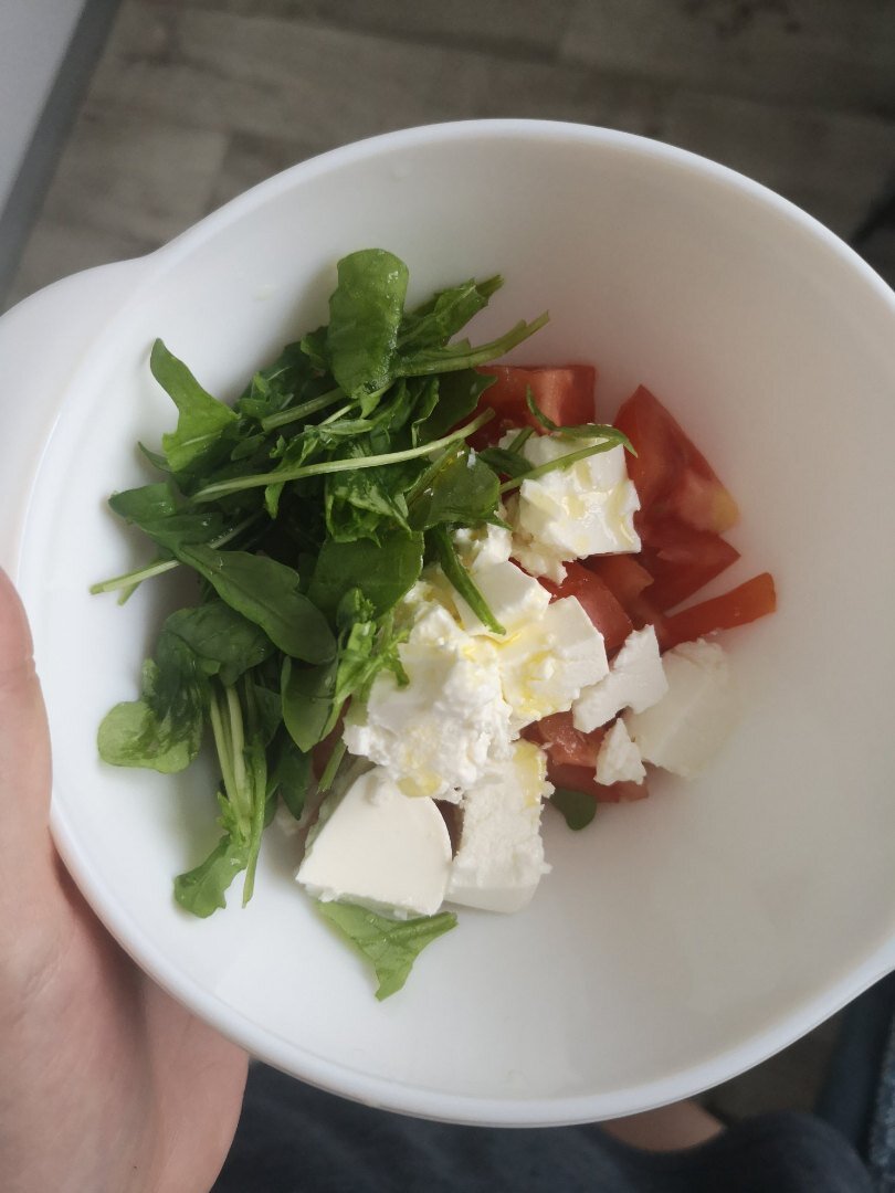 Салат с руколой, помидором и сыром фетакса