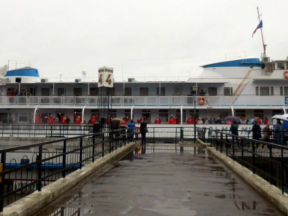 Команда арт-группы теплохода «Козьма Минин» приветствует пассажиров в Перми