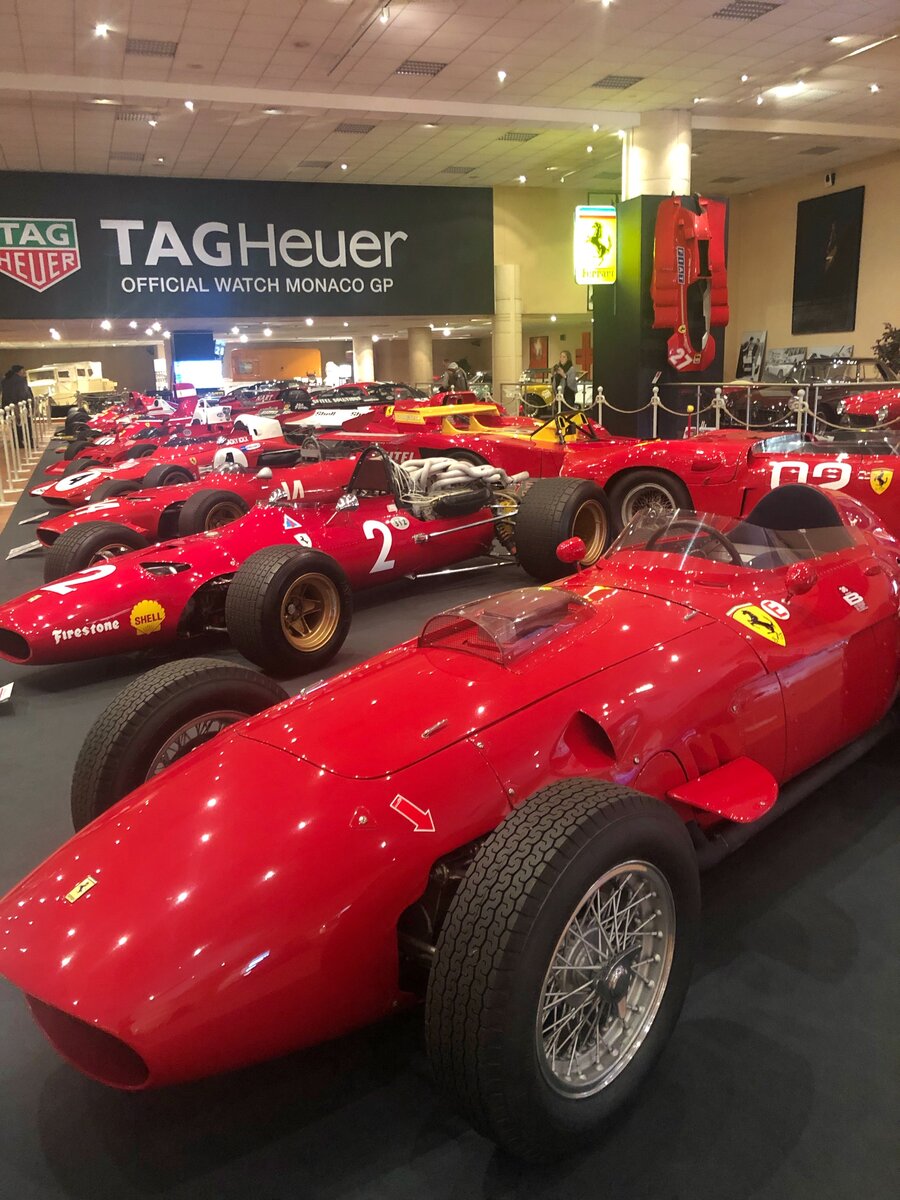Любимая зона на выставке автомобилей. Столько красных гоночных Ferrari я не видела. Фотография из личного архива