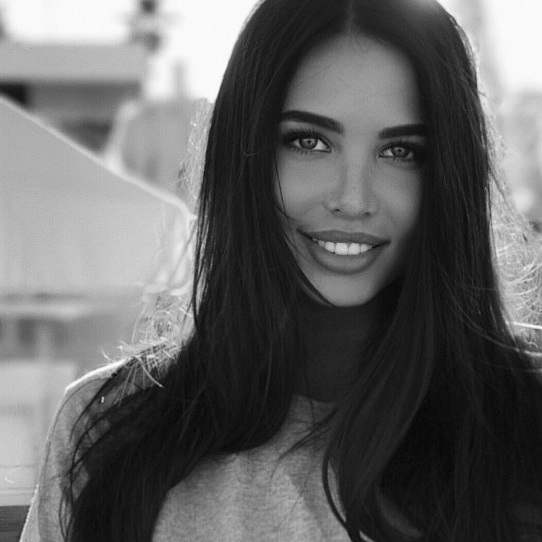 Красота это растяжимое понятие которое создается у каждого по разному .н-р некоторым нравится худые девушки а некоторым полные !  Но речь пойдет не об этом .Каждый человек , не важно девушка он или мужчина ,должен обладать элементарными человеческими качествами ,которые будут обособлять его с лучшей стороны.Какие же качества должна содержать в себе девушка ?