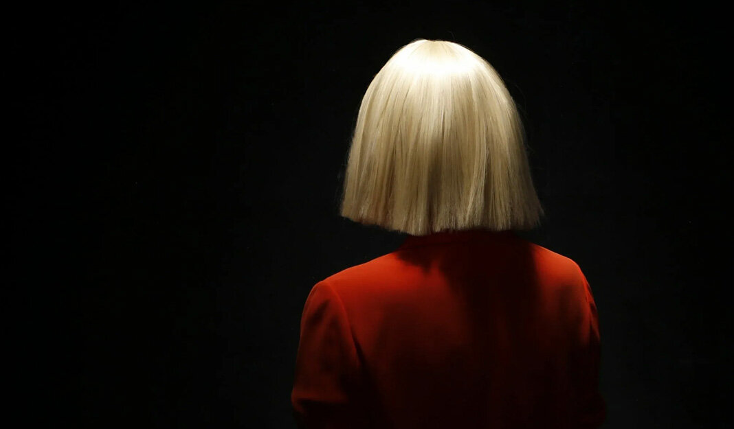 Sia певица. Sia 2013. She is acting the. Птица сиа. She is acting the.