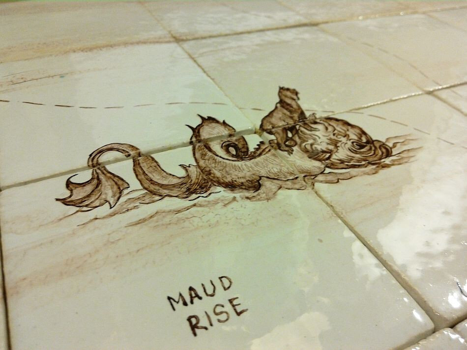 Наше керамическое панно с картой мира в кафе Поль Бейкери