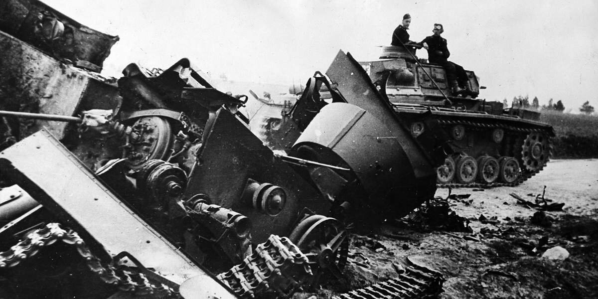 Немцы на Pz. Kpfw. III проезжают мимо уничтоженного советского Т-26 28 июня 1941 года