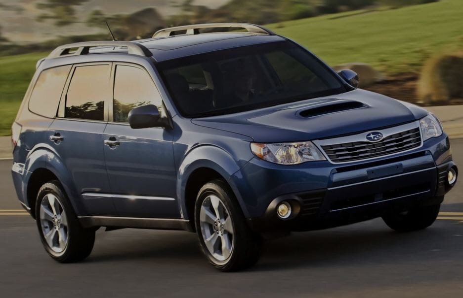 Forester третьего поколения (SH) часто считается не то чтобы оригинальным внедорожником, а приличным семейным кроссовером. Даже, скорее, универсалом, который при желании может съехать с дороги. В далёком 1997 году, в году появления в продаже первого поколения Forester, ситуация была несколько иной. Тогда полноприводный кроссовер на базе Subaru Impreza казался действительно довольно самобытным и отчасти даже непонятным. Всё-таки полный привод, оппозитные моторы, фирменный субаровский звук и… какой-то «лесник» (так переводится forester с английского). К тому же вроде и посадка высокая, и клиренс приличный, а рамы нет – несущий кузов. Тогда это тоже было большой редкостью. Но машина «зашла». Кто-то оценил её неплохую надёжность, кто-то – наличие в линейке двухлитрового турбированного мотора, который позволял чуть больше, чем просто выехать на природу.