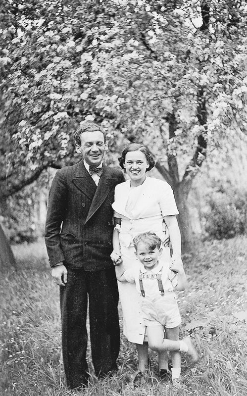 Гитлер с родителями