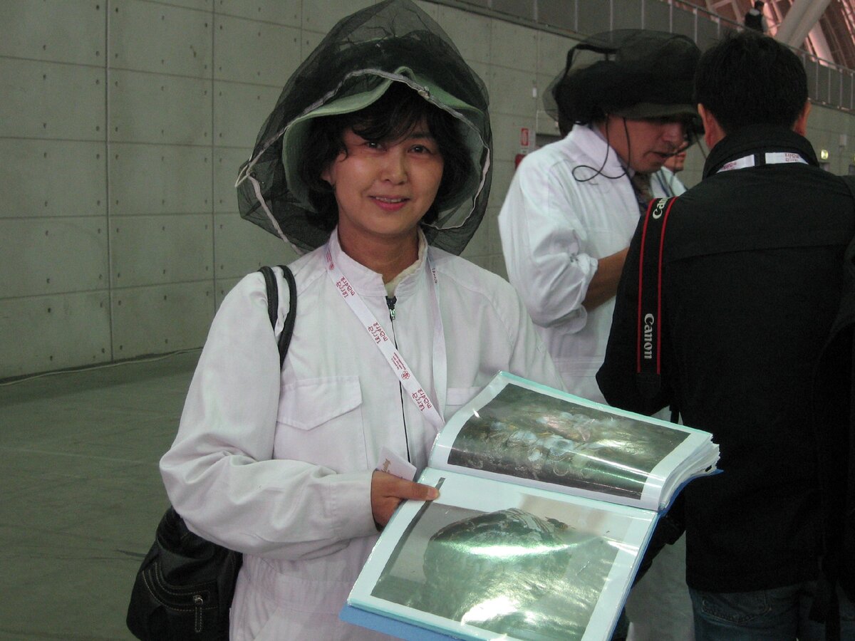 Японские ученые в центре изучения маточного молочка