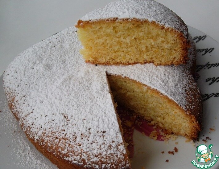 Это очень популярный в Италии десерт Torta Paradiso. Вкусный, ароматный, нежный бисквит, посыпанный сахарной пудрой. В оригинале он печется с лимонной цедрой, но в близком магазине лимоны закончились, а в далекий идти не хотелось. Поэтому в этот раз я его сделала с апельсиновой цедрой.