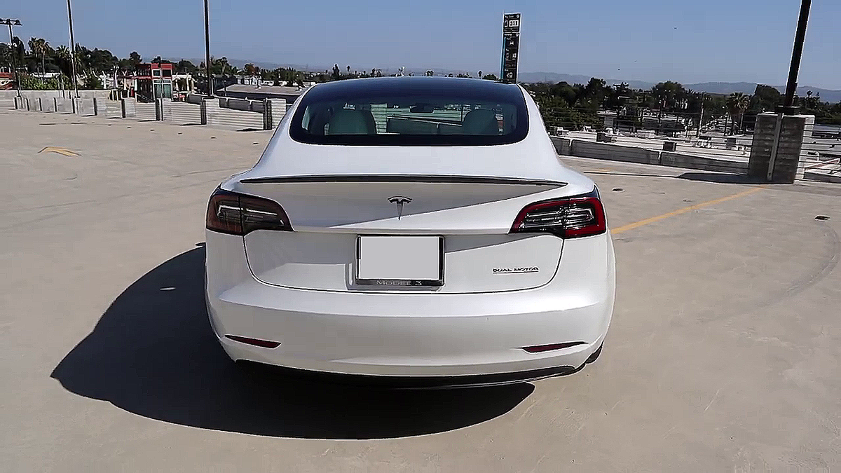 Вид сзади Tesla Model 3