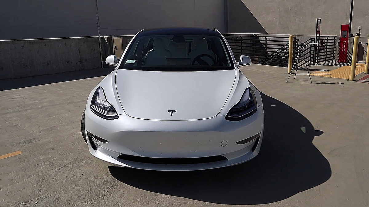 Вид спереди Tesla Model 3