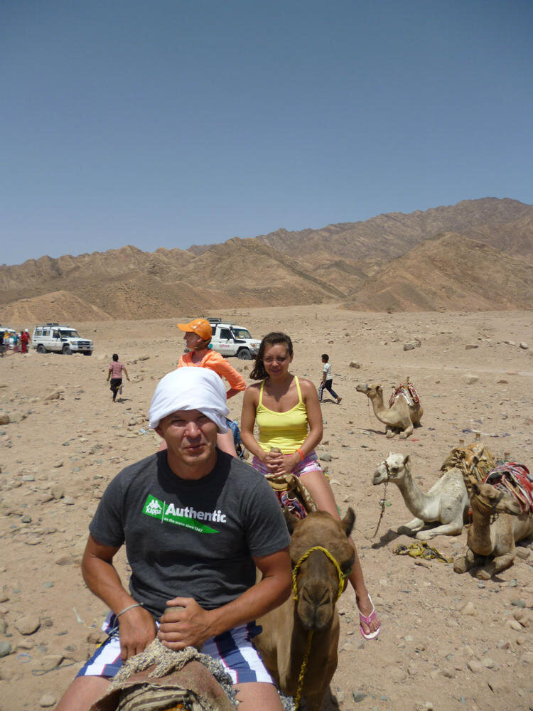 Дальше до места удобного спуска к морю арабы предложили на верблюдах добраться.
