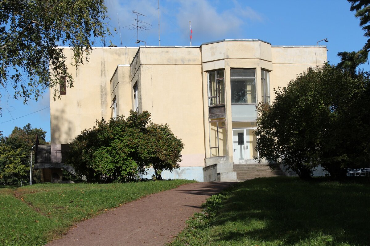 Администрация города Павловска. Песчаный переулок д. 11/Госпитальная улица д. 16. Лето 2019 года 