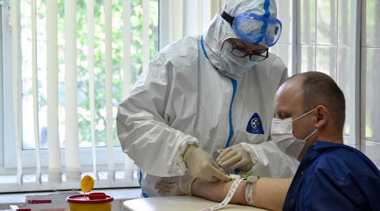 МВД сообщило, что в отказе от прохождения теста на коронавирус россиянам будет грозить штраф в размере от 15 тыс. до 40 тыс. рублей. Всё это влечет ответственность по статье КоАП о нарушении закона в области обеспечения санитарно-эпидемиологического благополучия