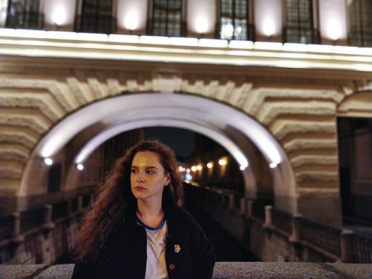 такая красивая стою у Зимней канавки на Миллионной улице