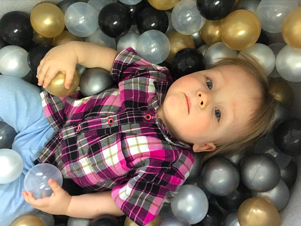 Наш непоседа и забияка уже два дня не вылазит из этого бассейна. Тут вам и массаж, и активность