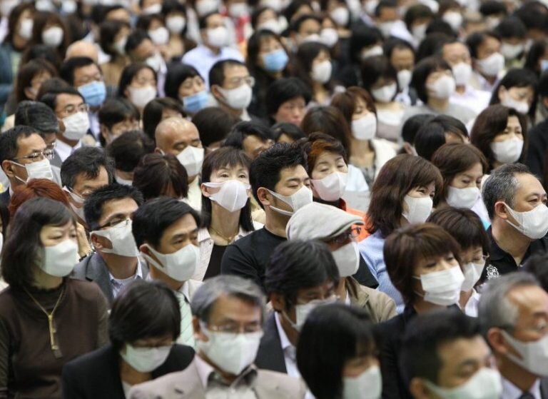 Введение масочного режима во многих странах.