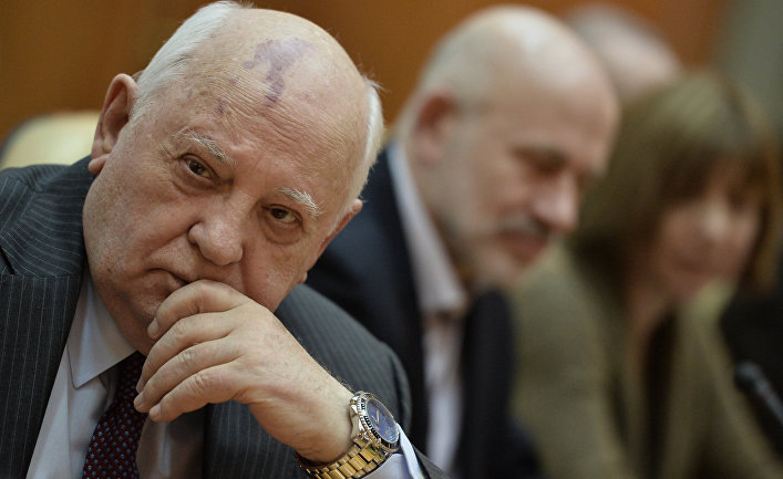 Запад воспользовался слабостью России после распада СССР и объявил себя победителем в холодной войне. Новая гонка вооружений уже идет. В Европу перебрасываются войска. Язык политиков и высокопоставленных военных становится все более воинственным. Создается впечатление, что мир настраивается на войну. Все признаки холодной войны налицо, заявил Михаил Горбачев в интервью Bild.