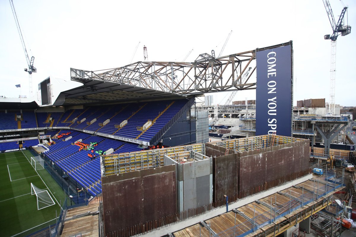 Возведение конструкций нового стадиона уже на территории старого