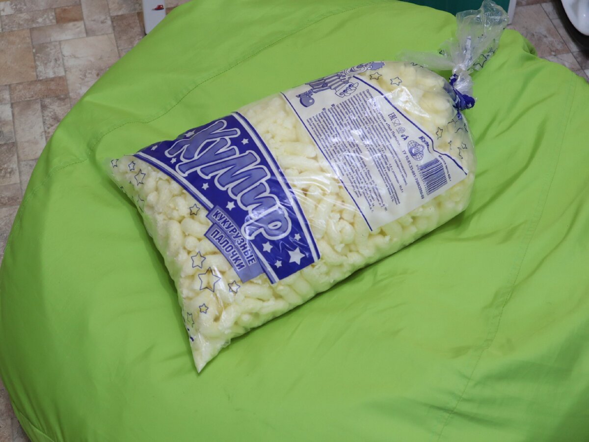 Почти целый пакет с палочками нашел приют на кресле-груше