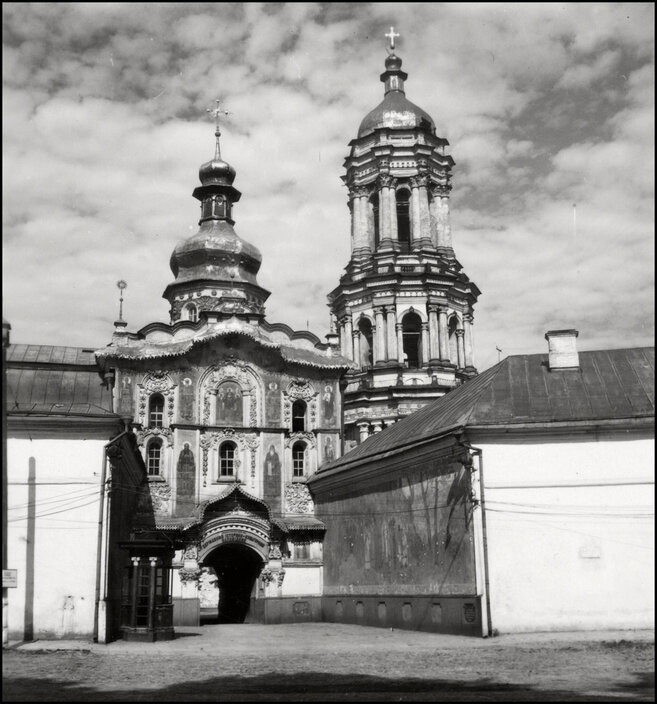 Вход в Киево-Печерскую лавру