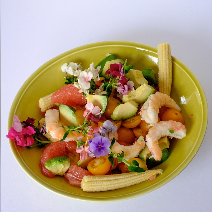 Сервировка блюда с цветками