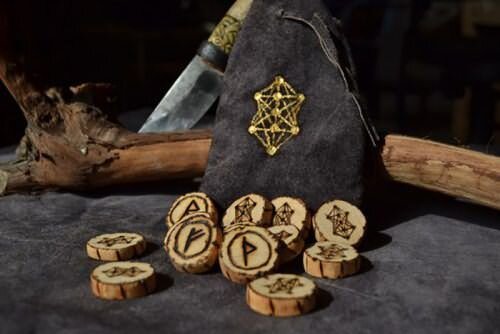 Делаются руны как правило из натуральных материалов: дерево, камень.