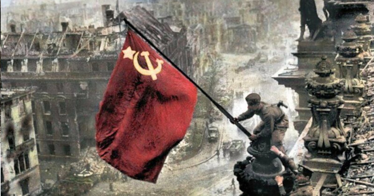 Флаг СССР над Рейхстагом   