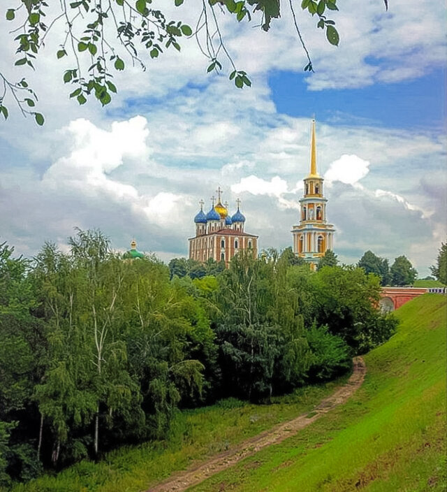 Ковид в рязани. Вид на Рязанский Кремль. Рязанский Кремль картина. Рязанский государственный историко-архитектурный музей-заповедник.