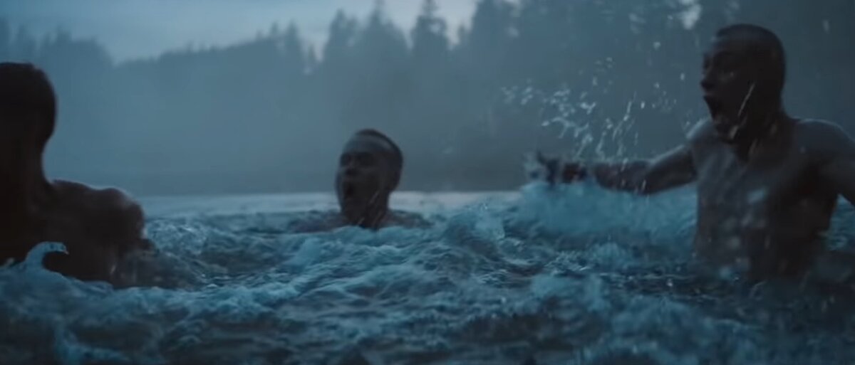 Герои купаются и кричат в тылу врага!