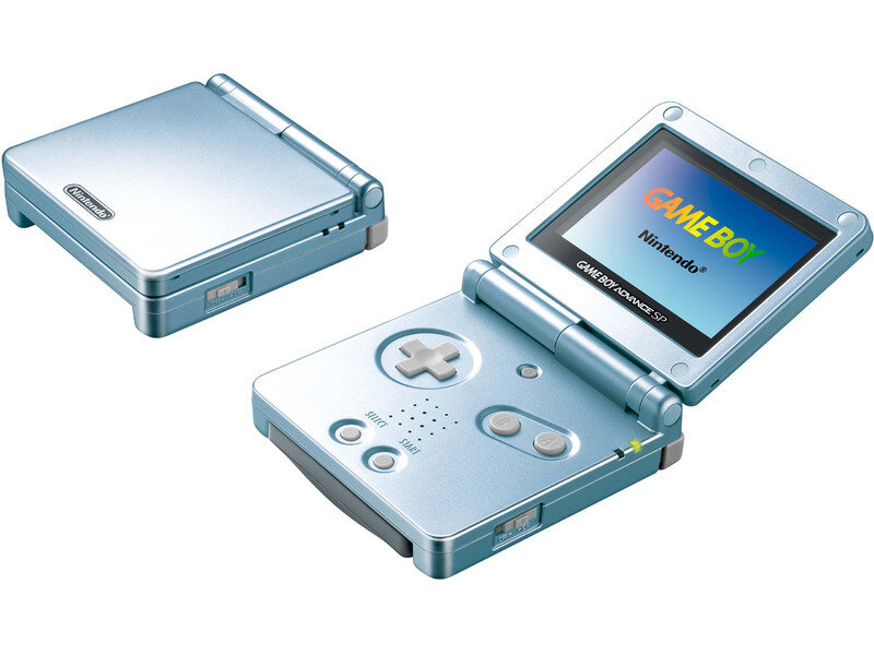 Game Boy Advance SP в сравнении с обычным Game Boy Advance