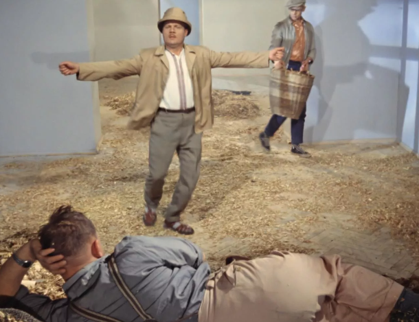 рассказывает, прямо как автор канала "Сделано у нас"