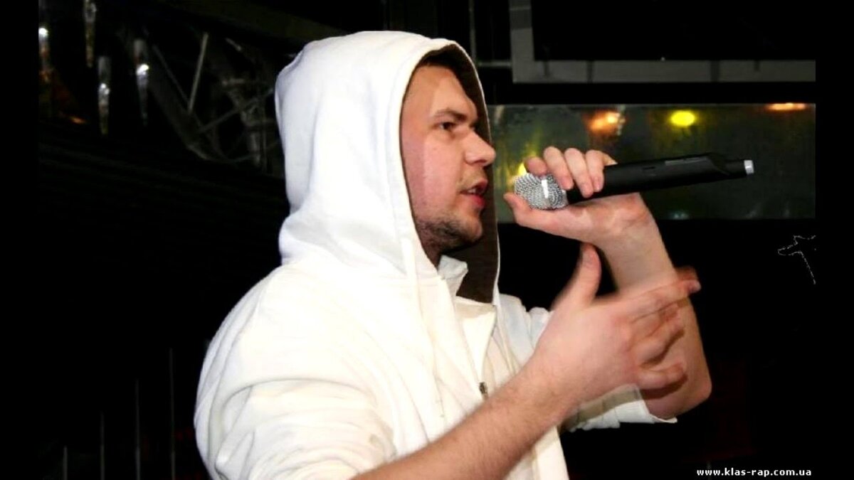 Добрый вечер!любители реп музыки и в целом слушатели первого.хотелось бы поделится статьей в связи с последними событиями царя и первого.я думаю что наверняка все слышали или видели на ютубе новости,честно говоря как мне кажется,хоть царь и не прав выложив все на ружу публично но все таки я,его в чем то поддерживаю.хотя и сам уважаю класса,получается человек все время врал своих треках он не конфликтный человек но ведь это каждому надоело бы вот царь и рассказал всю правду как она есть,если артем не хочешь читать возвращаться в реп индустрию зачем читать такие вещи если по словам царя он не конфликтный малый.то есть сам за врался класс.деньги от реп музыки он не берет согласен. но зачем давать надежду фанатам и потом говорить да мне насрать на реп, люди ждут треков так будь любезен поддержать фанатов твоей музыки как они это делают до сих пор.да Артем не плохо читает но ведь их дружба была долгой,как бы вы поступили на месте царя,когда тебя мутузят толпой а твой кореш стоит и смотрит. это бы всем надоело со временем артем повел себя как скотина в таком случае.тем более это друг с которым он много прошел,настоящие друзья так не поступают как это сделал артем.да в его треках есть доля правды но зачем писать не интеллектуал и потом переживать что тебя выгонят с работы за этот трек значит,опять вранье в треке.ты пишешь музыку и потом боишься что к тебе придут набьют лицо тогда не надо этим заниматься Артем живи спокойна и работай обеспечивай семью.ты работаешь в садике да это хорошо честно.реп это творчество но по людски я поддерживаю царя.Артем не прав во многом.я считаю.Хотя как было все на самом деле знают только они двое.