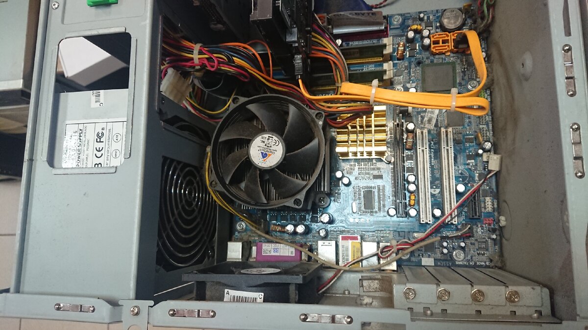Из личного архива: грязный системный блок без проведения обслуживания, открыли боковую крышку