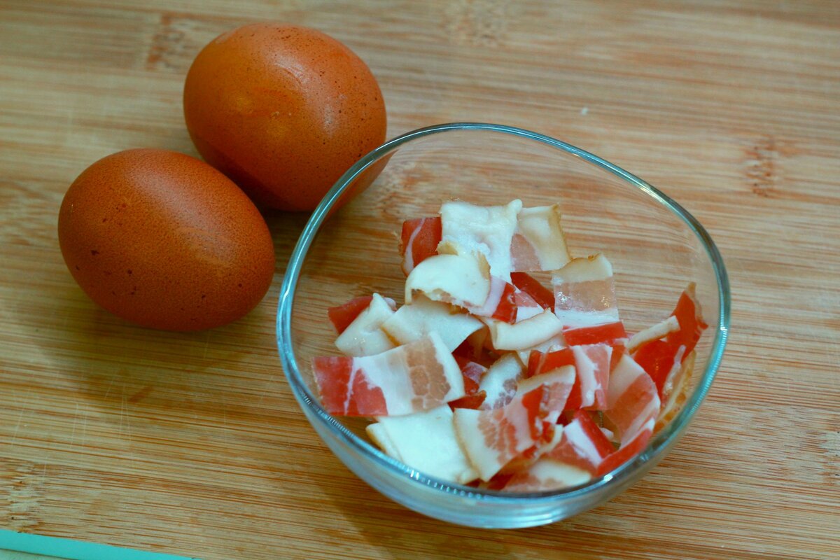 Бекон я порезала кубиками