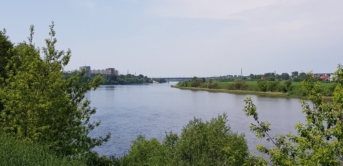 Фото с прогулки. Жарко, вся футболка мокрая, зато жирок хорошо плавится. Много загорающих, даже с пышными формами, люди не стесняются, мне пока сложно преодолеть не уверенность.