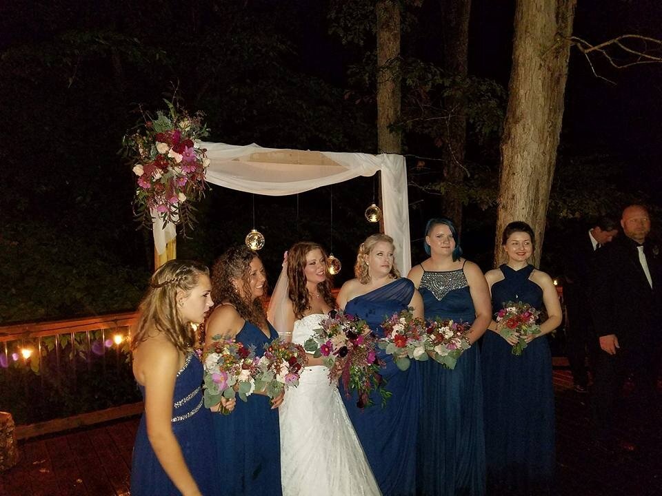 Это фото со свадебной церемонии той самой невесты. Я подружка невесты, крайняя справа. 