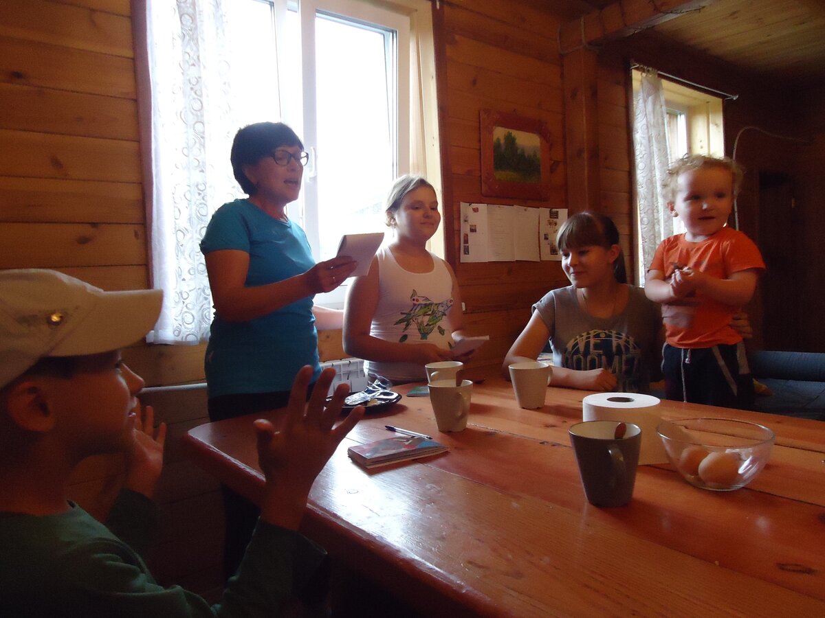 Выезд на пленэр (июль, 2016 г.) с разновозрастными участниками (фото автора канала Арт-альбом) 