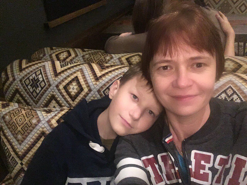 Это сложно, не вообразимо сложно… Это как сокровенный разговор с собой, только при полном зале, кажется, тысячи глаз смотрят на тебя из темноты, глубины, провала, а ты на сцене, в маленьком пяточке света, говоришь… Говоришь о том, что  вросло в тебя и для того что бы это озвучить, нужны невероятные усилия воли…