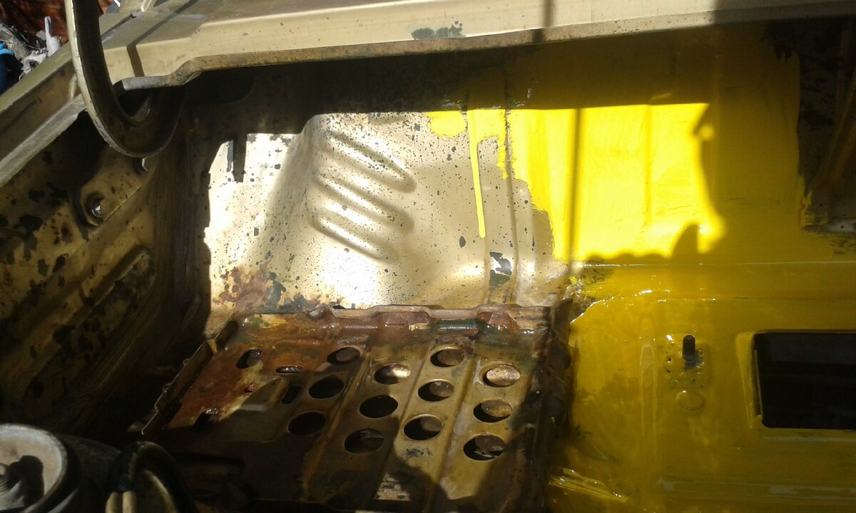 Место под аккумулятором 