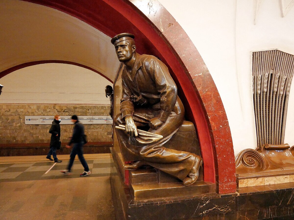 Станция площадь революции портрет Ленина Москва