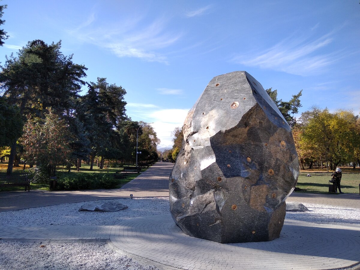 Звездный камень в Атажукинском саду