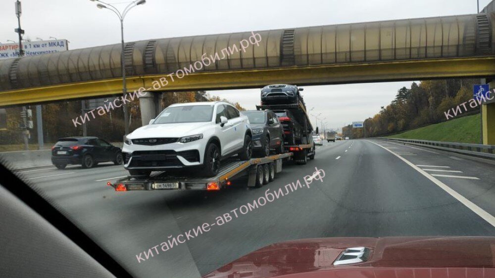На фото Алекса Кима: кроссовер Geely Tugella на автовозе на МКАДе.