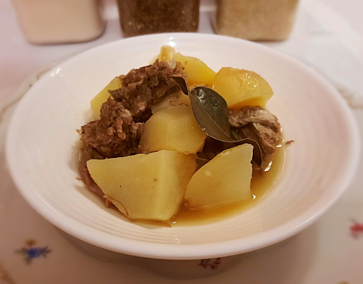 Картошка с тушенкой, вкусные рецепты на скорую руку