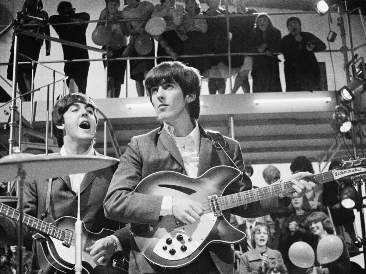 на фото музыканты группы The Beatles Пол Маккартни и Джордж Харрисон