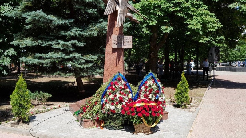 В Луганске открыли памятник погибшим в Донбассе журналистам. Фото из интернета.