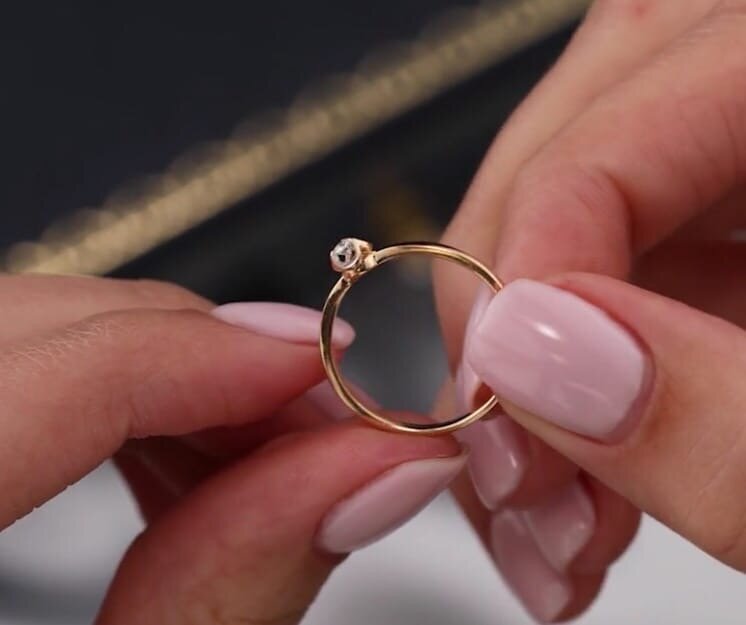 Бренд: БРИЛЛИАНТЫ ЯКУТИИ. Цена: 34950 рублей. Артикул: 70530-K5R-01. Розовое золото 585 пробы с 1 бриллиантом, 0.04 карат. Вес изделия: 0,97 г