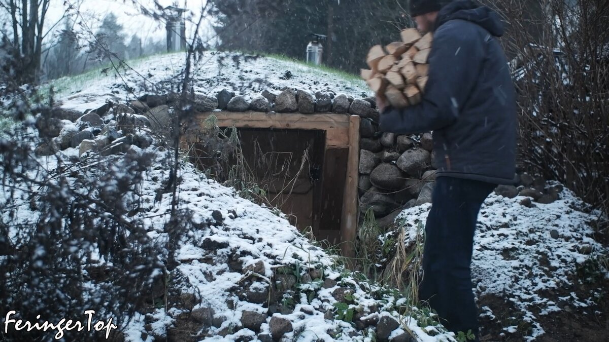 Одной этой охапки дров хватит для подготовки бани-землянки!
